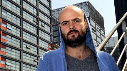 Le metteur en scène Julien Gosselin en 2013 lors de la présentation de son spectacle "Les particules élementaires".
 (PHILIPPE HUGUEN / AFP)