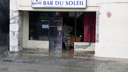 Le bar du Soleil &agrave; Saint-B&eacute;at, village sinistr&eacute; de la Haute-Garonne apr&egrave;s la crue du fleuve. (PASCAL PAVANI / AFP)