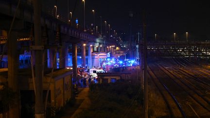 Des sauveteurs travaillent sur les lieux d'un accident de bus à Venise, le 3 octobre 2023. (MARCO SABADIN / AFP)