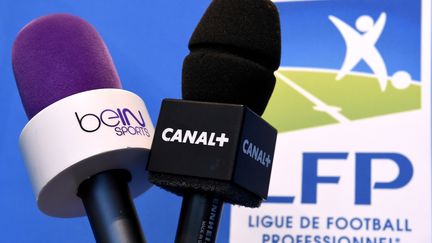 Les micros de BeIn Sports et de Canal+, pris en photo le 4 avril 2014 à Paris. (FRANCK FIFE / AFP)