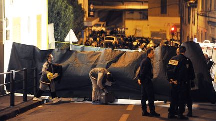 Sur les lieux de l'assassinat de Farid Tir, le 11 avril 2012, dans le 3e arrondissement de Marseille (Bouches-du-Rh&ocirc;ne). (GERARD JULIEN / AFP)