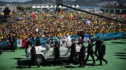 Le pape François salue la foule lors des Journées mondiales de la jeunesse de Lisbonne (Portugal), le 6 août 2023. (MARCO BERTORELLO / AFP)