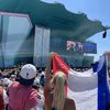 Des supporters tricolores venus soutenir la grimpeuse française Manon Lebon lors des qualifications de l'épreuve de vitesse féminine, le 5 août 2024, au Bourget (Seine-Saint-Denis). (CLEMENT MARIOTTI PONS / FRANCEINFO: SPORT)