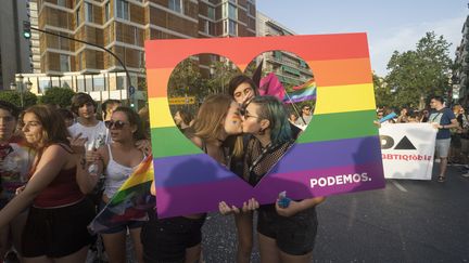 Des manifestantes s'embrassent dans un coeur à Valence (Espagne), lors de la Gay Pride, le 24 juin 2017. (CITIZENSIDE/SALVA GARRIGUES / CITIZENSIDE)