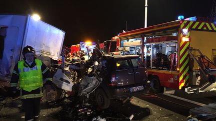 Un pompier intervient après le choc entre une camionette et une voiture, le 29 décembre 2016. (CODIS 34)