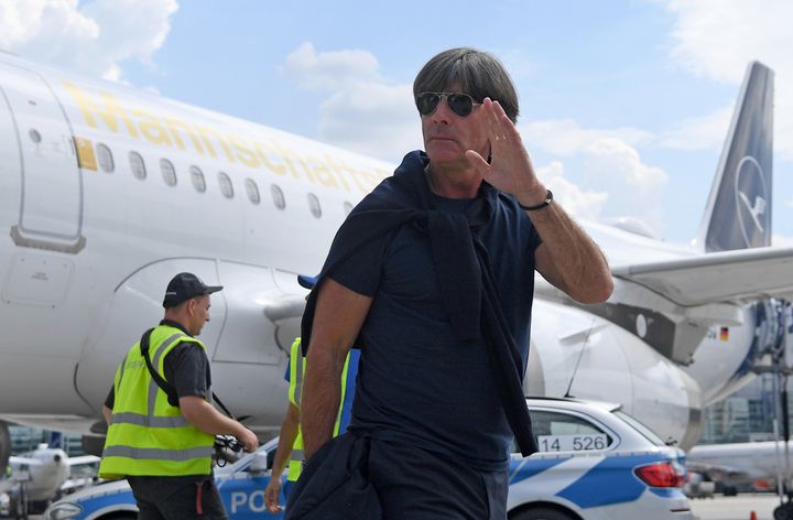 Le sélectionneur allemand Joachim Löw descend de l'avion qui vient d'atterrir à Francfort (Allemagne), jeudi 28 juin, au lendemain de l'élimination inattendue de la Mannschaft. (INA FASSBENDER / DPA / AFP)