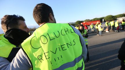 En attendant, certains "gilets jaunes" affichent leur nostalgie de l'humoriste Coluche, dont les saillies contre la classe politique ont fait mouche à l'époque. (MAXPPP)