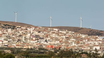 Des éoliennes près de la ville de Bizerte en Tunisie. Le pays, qui dépend de ses importations d'hydrocarbures pour son électricité, développe ses énergies renouvelables. (AMINE LANDOULSI / ANADOLU AGENCY)