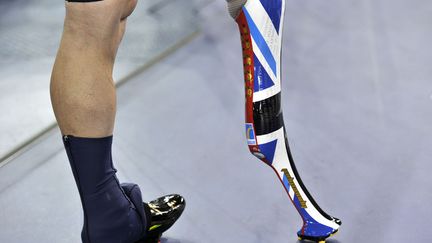 La proth&egrave;se du cycliste britannique Jody Cundy avant le d&eacute;part du 1 km sur piste C4-5, le 31 ao&ucirc;t 2012. (GLYN KIRK / AFP)