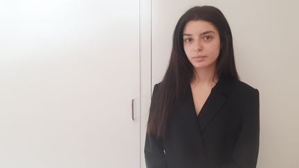 Inès 21 ans&nbsp;la passagère arrière de la voiture visée par des tirs de policiers livre son récit, le 7 juin 2022. (MATHILDE LEMAIRE / RADIO FRANCE)