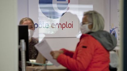 Une personne sans emploi se renseigne à l'accueil de l'agence pôle emploi, le 14 mars 2022. (photo d'illustration) (THIBAUT DURAND / HANS LUCAS)