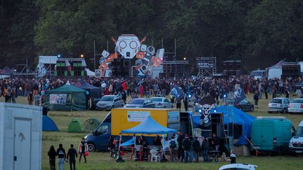 Des dizaines de milliers de personnes sont rassemblées depuis jeudi 18 mai à Villegongis, dans l'Indre, pour le Teknival. (GUILLAUME SOUVANT / AFP)