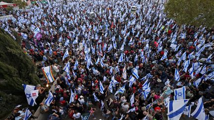 Protesters against justice reform gather outside the Israeli parliament (Knesset) in Jerusalem on July 23, 2023. (HAZEM BADER / AFP)