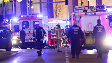 Des pompiers et des policiers près du marché de Noël de Berlin (Allemagne) où un camion a foncé dans la foule, le 19 décembre 2016. (FABRIZIO BENSCH / REUTERS)