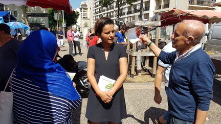 Najat Vallaud-Belkacem, le 2 juin 2017, en campagne sur un marché de Villeurbanne (Rhône). (ILAN CARO / FRANCEINFO)