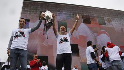 Julien Stéphan (à droite) et Olivier Létang, respectivement entraîneur et directeur sportif du Stade rennais, présentent la Coupe de France à leurs supporters,&nbsp;sur l'esplanade&nbsp;Charles de Gaulle à Rennes, dimanche 28 avril 2019. (DAMIEN MEYER / AFP)