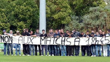 Les supporters d'Auxerre et d'Angers manifestent contre le nouvel horaire des matchs de L2, pr&eacute;vus &agrave; 18h45 le vendredi soir. (CLAIR JOSSELIN / MAXPPP)