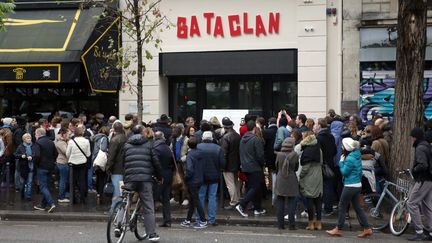 Des Parisiens se rassemblent devant le Bataclan, le 13 novembre 2016, à Paris, un an après les attentats qui ont touché la capitale.&nbsp; (MAXPPP)