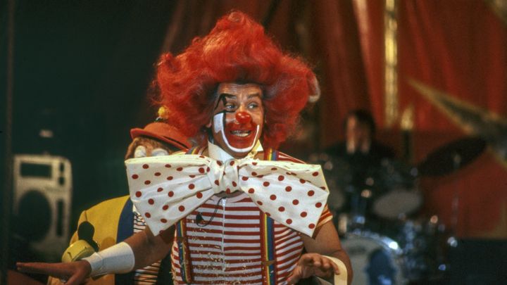 Alain Delon grimé en clown dans le film "Parole de flic", sorti en 1985. (MICHEL GINFRAY / GAMMA-RAPHO / GETTY IMAGES)