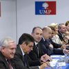 De g. &agrave; dr.,&nbsp;Jean-Pierre Raffarin, Fran&ccedil;ois Fillon, Jean-Fran&ccedil;ois Cop&eacute; et&nbsp;Alain Jupp&eacute;, r&eacute;unis au si&egrave;ge de l'UMP, le 18 d&eacute;cembre 2013 &agrave; Paris. (MARTIN BUREAU / AFP)