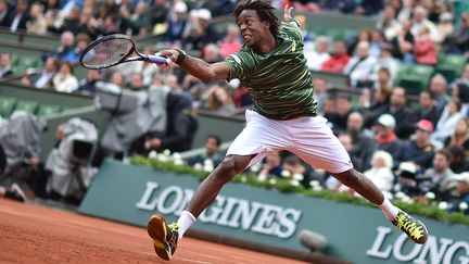 Le Fran&ccedil;ais Ga&euml;l Monfils contre le Suisse Roger Federer en huiti&egrave;me de finale de Roland-Garros, dimanche 31 mai. (PASCAL GUYOT / AFP)