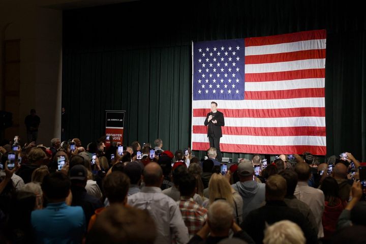 L'homme d'affaires Elon Musk lors d'un rassemblement pro-Trump à Folsom, en Pennsylvanie (États-Unis), le 17 octobre 2024. (ANNA MONEYMAKER / GETTY IMAGES NORTH AMERICA / AFP)