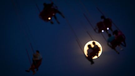 Sur un man&egrave;ge &agrave; Coney Island, dans le sud de New York (Etats-Unis). (CARLO ALLEGRI / REUTERS)