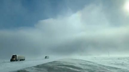 Des camions traversent la vague de froid près de Fargo, dans le Dakota du Nord (Etats-Unis), le 29 janvier 2019. (SOCIAL MEDIA / REUTERS)