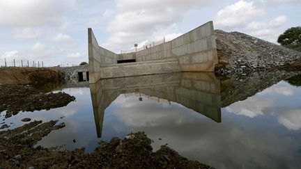 d’aménager des bassins hydrographiques dans la région. Le but est de transférer les eaux du rio Sao Francisco grâce à la construction de deux canaux. Détourner de 1,4 % à 6 % du cours d'eau permettrait d’alimenter des cours d'eau intermittents et pouvoir ainsi acheminer l'eau potable à 12 millions de personnes dans quatre Etats du Nordeste: Pernambouc, Ceará, Paraíba et Rio Grande do Norte.  (Ueslei Marcelino/REUTERS)