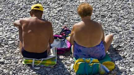 un couple de retrait&eacute;s sur le plage de Nice (WWW.VANESSAFRY.COM / GETTY IMAGES)