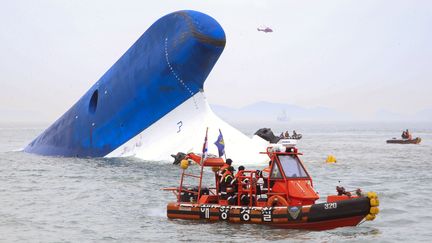 Des garde-c&ocirc;tes sud-cor&eacute;ens recherchent des disparus pr&egrave;s de l'&eacute;pave d'un ferry naufrag&eacute;, le 16 avril 2014. (DONG-A ILBO / AFP)