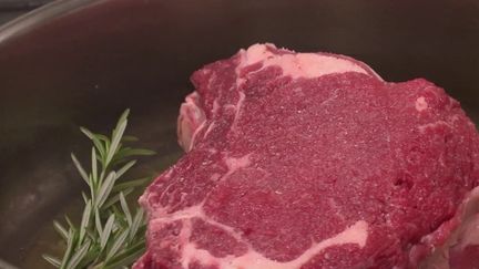 Alimentation : pourquoi les Français mangent-ils moins de viande rouge ? (France 2)