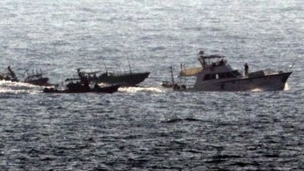 Le Dignité al-Karama, bateau de la flottille pour Gaza, escorté dans le port israélien d'Ashdod (19 juillet 2011) (AFP / Jack Guez)