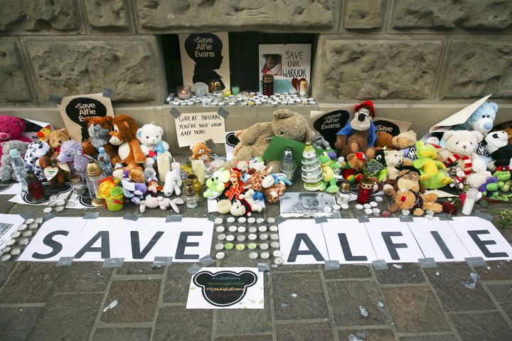 A Varsovie, des Polonais ont disposé des bougies devant l'ambassade deGrande-Bretagne, ainsi qu'une banderole appelant à "sauver Alfie", vendredi 27 avril.&nbsp;&nbsp; (BEATA ZAWRZEL / NURPHOTO)