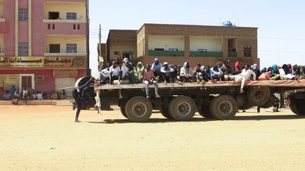 Des habitants de Khartoum fuient la capitale soudanaise en proie à des combats depuis 10 jours entre l'armée régulière et les paramilitaires. (- / AFP)