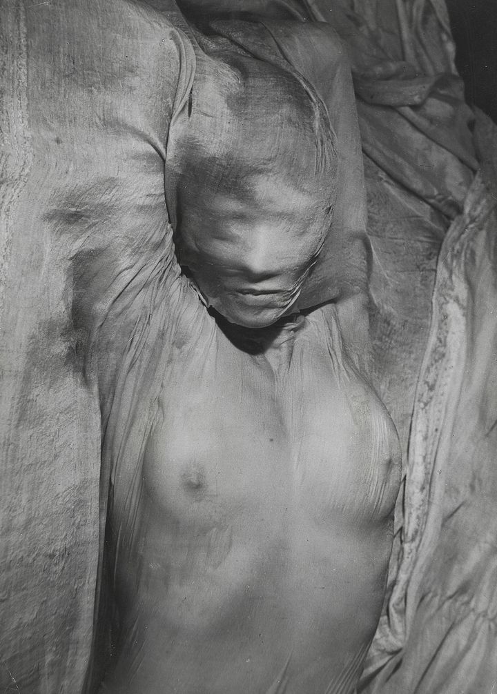 Erwin Blumenfeld, Voile mouillé, Paris 1937, Collection particulière, Suisse
 (The Estate of Erwin Blumenfeld)