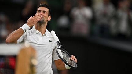 Novak Djokovic s'est qualifié pour les huitièmes de finale de Wimbledon, le 6 juillet 2024, grâce à sa victoire sur Alexei Popyrin en quatre sets. (ANDREJ ISAKOVIC / AFP)