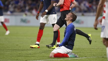 Antoine Griezmann se lamente lors du match France-Etats-Unis organisé au Groupama Stadium de Décines (Rhône), le 9 juin 2018. (ROMAIN BIARD / ROMAIN BIARD)