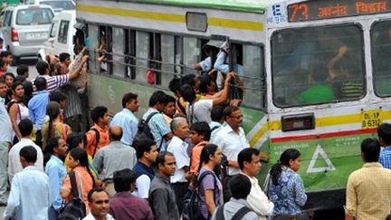 Grande affluence dans les rues et dans les bus de Delhi, en raison de la panne électrique (31-7-2012) (AFP - The Times of India - Sanjay Sekhri. )