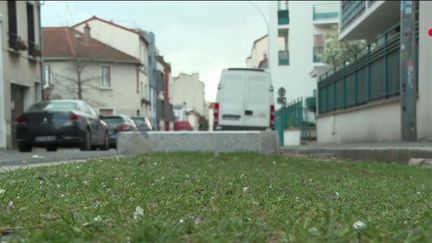 Des places de parking plus écologiques à Montreuil, en Seine-Saint-Denis. (France 2)