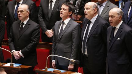 &nbsp; (Manuel Valls au milieu de son gouvernement, en train de chanter la Marseillaise en plein hémicycle © REUTERS/Charles Platiau)