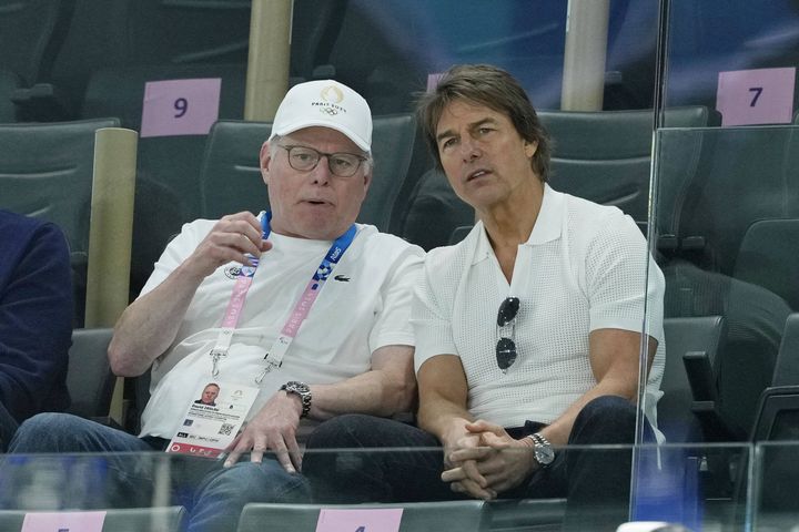 L'acteur américain Tom Cruise dans les tribunes de l'Arena Bercy (Paris), le 28 juillet 2024, lors des Jeux olympiques. Il est accompagné de David Zaslav, le patron de Warner Bros Discovery. (USA TODAY NETWORK / SIPA)