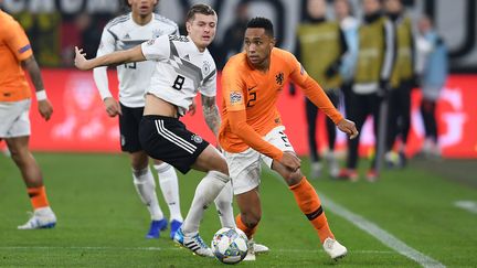 L'Allemand Toni Kroos&nbsp;face au Néerlandais&nbsp;Kenny Tete, lors du match Allemagne-Pays-Bas, de la Ligue des nations, à Gelsenkirchen (Allemagne), le 19 novembre 2018. (HELGE PRANG / GES-SPORTFOTO / AFP)