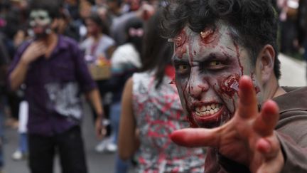 Un "zombie" dans les rues de Mexico (Mexique), le 23 novembre 2013.&nbsp; (MARCO UGARTE/SIPA/AP)