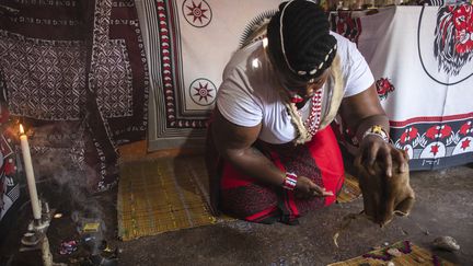 Une sangoma jette des os de sa poche de guérison, dans le township de Sebokeng à l'est de Johannesburg en Afrique du Sud, le 17 septembre 2019 (photo d'illustration). (KIM LUDBROOK / EPA)