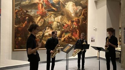 Une expérimentation insolite a donné lieu à un concert de saxophones autour des œuvres du musée Sainte-Croix, à Poitiers. (FESTIVAL SAX EN MOUVEMENT / ACADEMIE HABANERA)