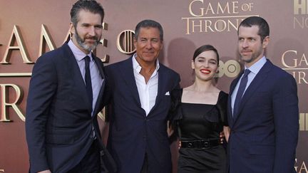 A gauche et à droite, David Benioff et Dan Weiss, coscénaristes de Game of Thrones, au centre Richard Pepler, directeur général de HBO et Emilia Clarke, actrice
 (George Nikitin / AP / SIPA)