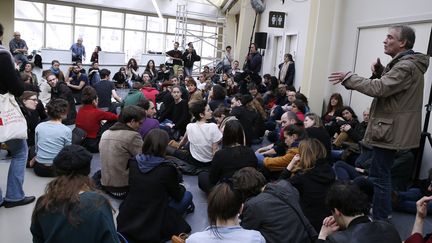 Artistes Français et intermittents du spectacle au Forum des Halles, avril 2016
 (AFP)