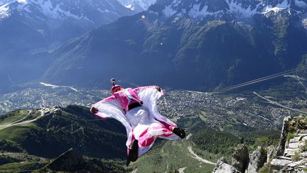 La Suisse&nbsp;Geraldine Fasnacht saute en wingsuit près de Chamonix (Haute-Savoie), le 16 juillet 2014. (PHILIPPE DESMAZES / AFP)