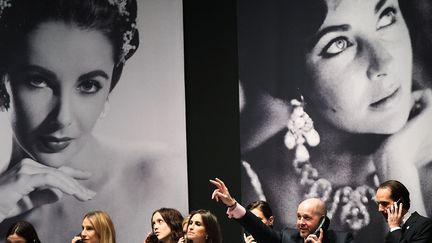 Des employ&eacute;s de chez Christie's au t&eacute;l&eacute;phone pendant la vente aux ench&egrave;res des bijoux d'Elizabeth Taylor &agrave; New York, le 14 d&eacute;cembre 2011. (SPENCER PLATT / GETTY IMAGES)